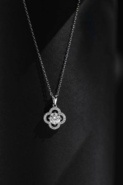 1CT CLOVER NECKLACE